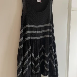 Free People klänning - Intressekoll på denna screen accurate Free People klänning som Violet Harmon har på sig i American Horror Story säsong 1, murder house. Samma klänning fast denna är svart istället för blå! 