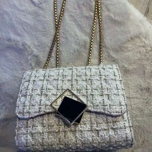 Fest väska - Säljer min fest väska! Super fin och matchar till det mesta! Man kan även ha den till vardags! Liten och smidig! Men har ändå bra med utrymme! 