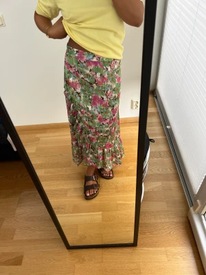 Blommig midikjol - Blommig midikjol från Neo Noir i stl 36. Köpt på Sellpy och använd en gång av mig. Jag är 156 cm. Färgerna är som sista bilden irl 😋💓 