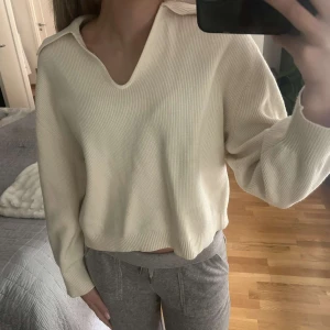 stickad tröja!! - säljer nu denna jättefina stickade tröjan från & other stories som är perfekt nu till hösten!! bra skick men pyttelite nopprig vilket man inte tänker på då de e mest på insidan. säljer pga att jag inte använder den. kom privat för mer info å bilder💖💖💖