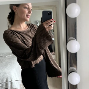 Brun blus - Brun fin blus från NA-KD som aldrig är använd. Passar perfekt till middagar och roliga kvällar 🤎