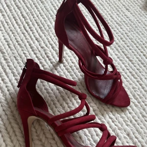 Vinröda klackskor i ”mocka” - Snygga vinröda klackskor i mocka från Zara, använda en gång!❤️