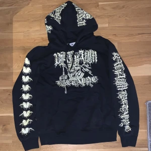 Hoodie  - Hoodie i storlek s, köpt på Peaches and pins och är i nyskick 