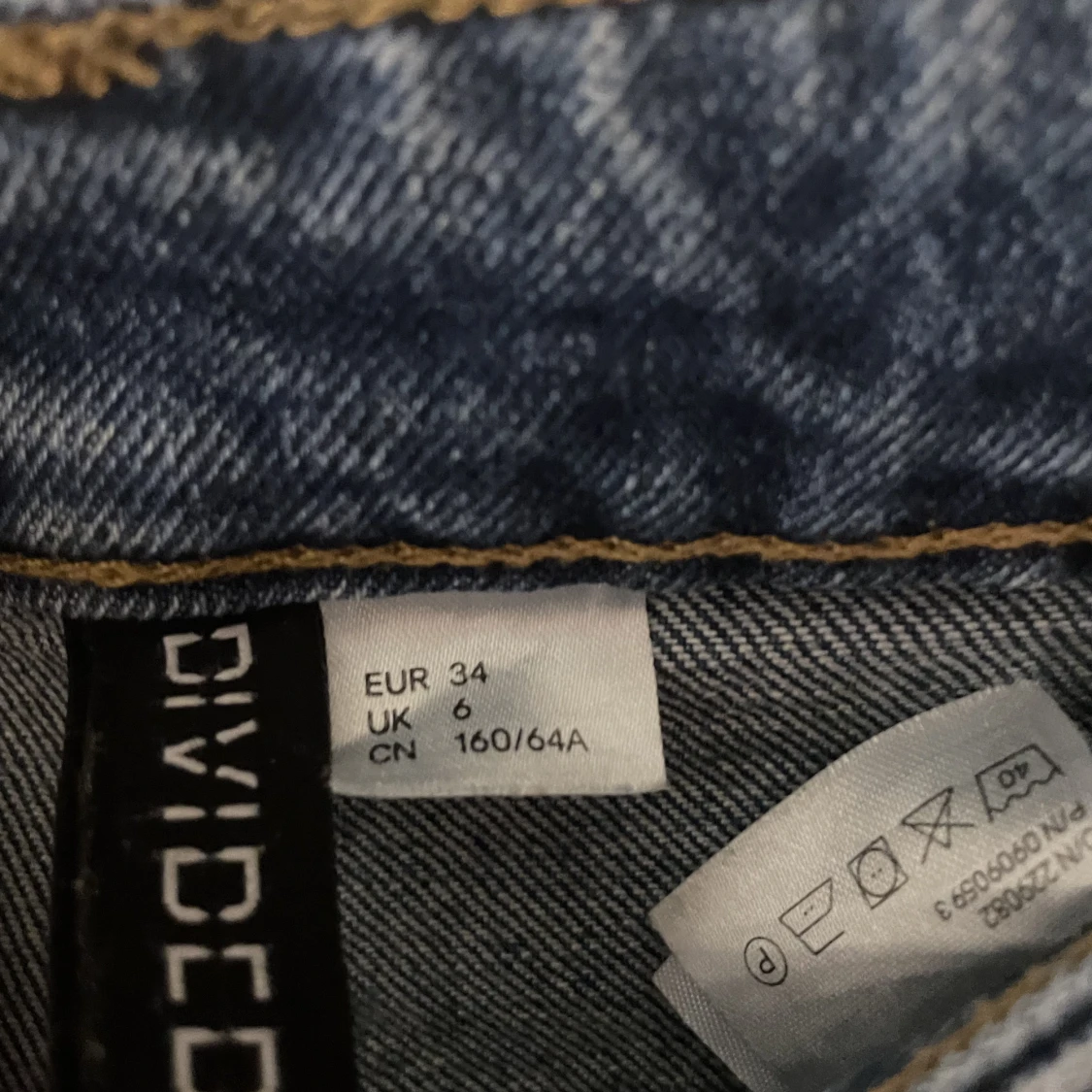 Blåa utsvängda jeans  - 91