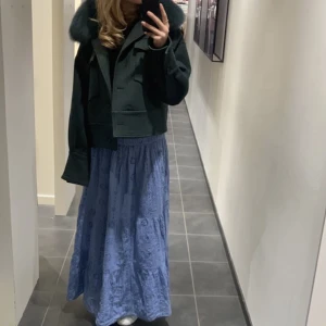 Meotine jacka - Säljer nu denna fina meotinejacka! Köpt i vintras och försiktigt använd🥰 är dock lite knottrig runt armarna men det är nog enkelt att återgärda! I storlek M/L men passar mig som normalt bär 36/S❤️ Är 170cm lång❤️ köppt för 2800