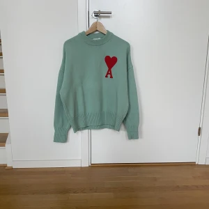 Ami Paris tröja S - En fin Ami Paris tröja i storlek S, sparsamt använd. Original pris ca 4000 kr.