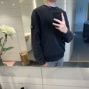 Stone island tröja - Säljer min Stone island tröja för 650kr då ny pris är 2900kr. Tröjan är i topp skick säljer på grund av att jag vill ha pengar! Dm mig för intresse!!👍🏽