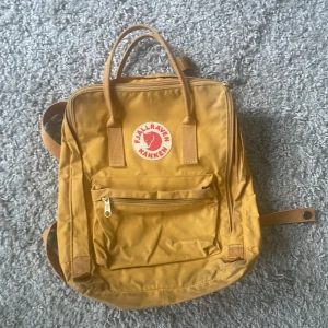 Fjällräven ryggsäck - En super söt fjällräven ryggsäck som använts en del därav priset💛 Om ni vill ha närmare bilder på defekter, skicka privat till mig. Bortsett från små defekter och smuts är den i bra skick😊