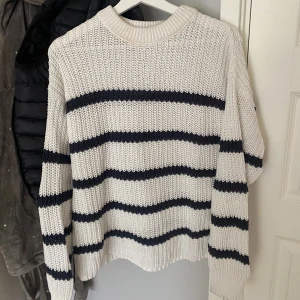 Stickad randig tröja  - Stickad tröja från lager 157 Precis som ny o bra skick  