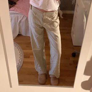 Linnebyxor  - Ursnygga beiga linnebyxor i storlek S/M. Säljer då dem är för korta på mig som är 168 lång. Använda men i bra skick. Ena skärpöglan på framsidan har halvvägs gått av, men det är enkelt att nysta fast.  170kr+frakt. Skriv privat för mått/pris/bilder/frågor