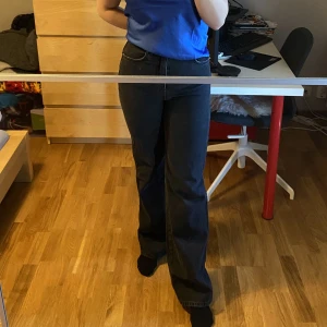 Svarta jeans - Ett par svarta jeans med några år på nacken, dock inget som märks av vid användning. Long straigt, så du får en bra röv men med lite pösiga ben.