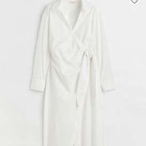 Lång vit linneklänning från H&M, aldrig använd så är i bra skick! (Har en kjol under på andra bilden därför ser det lite konstigt ut)