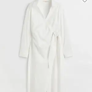 Lång vit linneklänning från H&M, aldrig använd så är i bra skick! (Har en kjol under på andra bilden därför ser det lite konstigt ut)