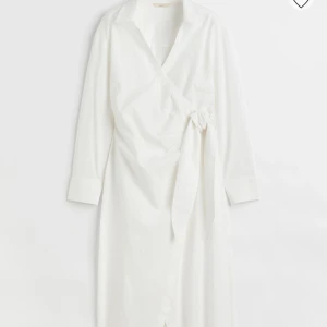 Linne klänning - Lång vit linneklänning från H&M, aldrig använd så är i bra skick! (Har en kjol under på andra bilden därför ser det lite konstigt ut)