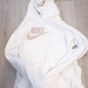 Hoodie - Säljer denna urgulliga nike tröjan då den inte passar mig längre. Kontakta gärna innan köp och ställ frågor om ni undrar något💗