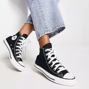 Converse High Tops - Svarta höga Converse i fint skick 🌟 skriv privat för fler bilder :) 
