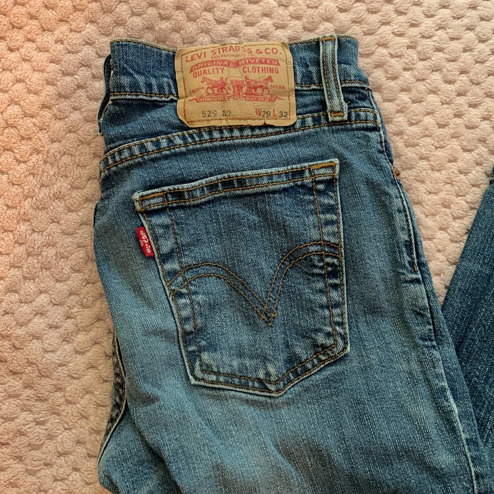 Säljer dessa low waist Levi’s jeans. De är vintage och i storlek w29 och l32. Längden stämmer men midjan passar som en 25. Har en liten bootcout på slutet. Säljs för 200kr+frakt.. Jeans & Byxor.