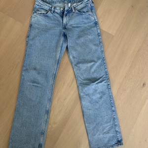 Ännu ett par för små weekday jeans, dessa har används mer, o har därför nån fläck på knät som troligtvis går bort men har inte haft ork eftersom dem är för små. W26 L32 Pris kan även diskuteras!