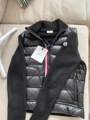 Moncler cardigan - Tjenare, säljer nu denna riksfeta moncler cardigan, lätt fetaste modellen och färgen enligt mig. Den är i utmärkt skick🥰sizen är Meduim och sitter fint. För mer information och bilder är det bara att ta kontakt med mig privat så löser vi en shysst deal🤝🥰