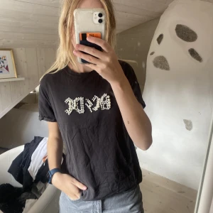 ACDC t-shirt - Acdc t-shirt från h&m med coola stenar