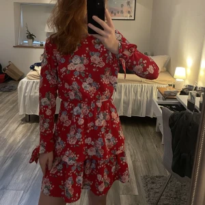 Blommig klänning  - Super fin blommig klänning som passar perfekt till sommaren.
