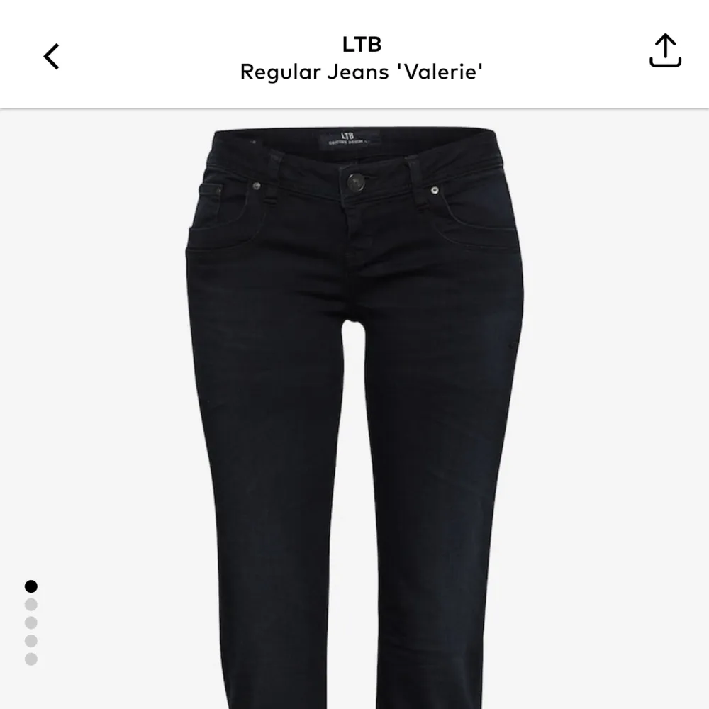 Säljer dessa jeans då dem är lite stora för mig! Kontakta privat vid intresse!. Jeans & Byxor.