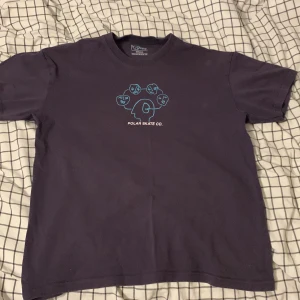 T-shirt Polar skate co. - En jätte snygg lila Polar T-shirt. Säljer den för den är lite för kort på mig jag är 179 cm lång. Storlek S köpt ny på junkyard för 500kr Riktigt bra kvalite. relaxed fit.