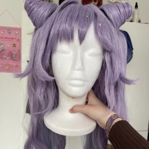Keqing wig - Stylad Keqing peruk. Använd en gång. Köparen står för frakten (katt finns i hemmet) köp sker endast via dm‼️