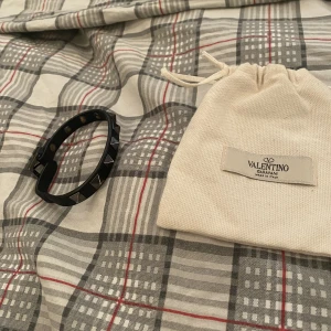 Valentino Armband - Säljer nu mitt feta Valentino armband som jag tyvärr inte längre använder.  Cond: 8,5/10  Nypris: 2900 kr på Valentinos hemsida Kvitto finns