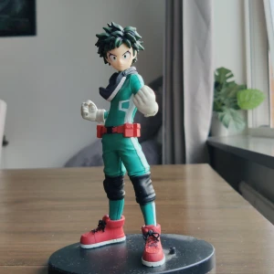 My hero academia figure - Jag säljer den för jag inte längre gillar bnha, köp den gärna,skriv om du vill köpa, klicka inte på köp direkt JAG TAR BARA SWISH