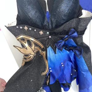 Keqing cosplay - Bra skick och har bara användts en gång. Köpte cosplayet för ca 1500kr. Skickar mer bilder på allt som kommer med via dm. Köp sker också endast via dm☺️köparen står för frakten. Säljer också peruk i separat inlägg😊(katt finns i hemmet)🐱