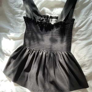 Blus - En söt liten blus från vintage stories som jag bara har använt ca två gånger men som fortfarande är väldigt fin bara inte min stil längre 