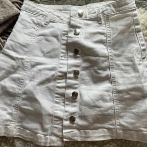 Jeanskjol - Vit jeanskjol från Ginatricot med knappar fram!🤍 