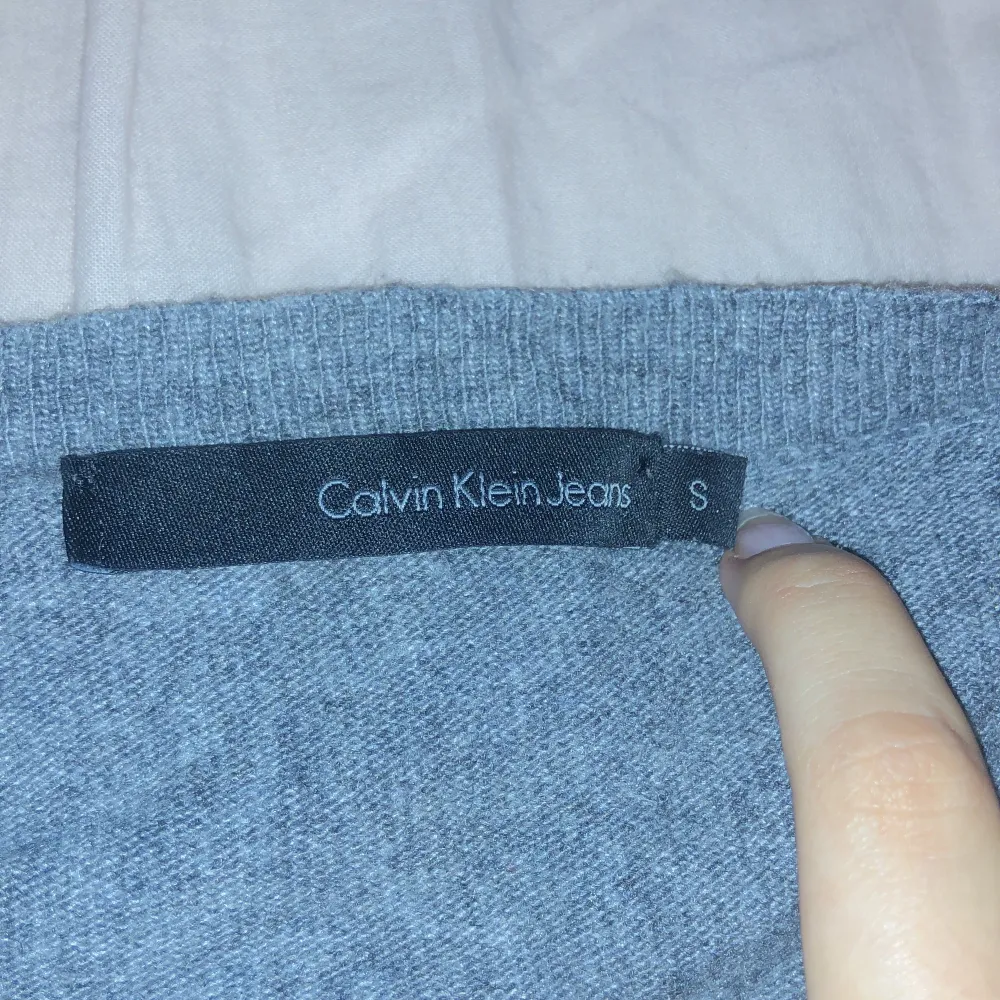 Snygg Calvin Klein tröja. Strl S. Säljer pågrund av att jag byter ut min garderob🥰. Tröjor & Koftor.