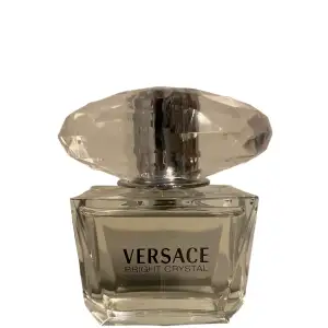 Versace parfym Bright Crystal<3  Använd väldigt lite.  Kan skickas. Köparen står då för portot.