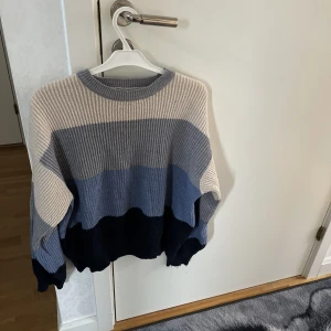 Stickad tröja  - En använd stickad tröja. Lite nopprig men inget man tänker på. Perfekt för mysiga höstdagar eller kalla sommarkvällar 