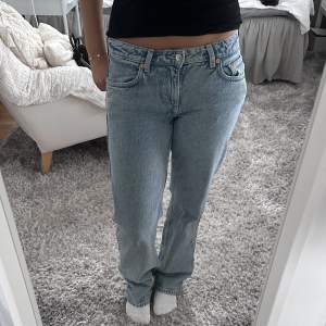 Snygga jeans från weekday! Modell Arrow low i storlek  W: 27 och L: 32⭐️ Ny pris 590. (Jag är ca 165)