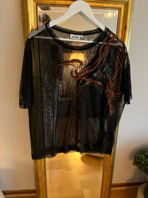 Transparent topp - Transparent topp med tryck på. Den är lite oversized och använd väldigt få ggr så i jättegott skick. 
