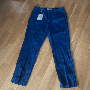 Mos Mosh byxor, blå/marinblå chinos strl 42 - Fina byxor i skönt material, helt oanvända med prislapp kvar. Inköpspris 1399kr. 