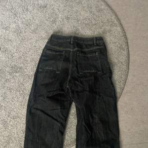 Ett par jeans som inte kommer till användning 