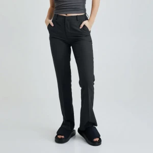 Kostymbyxor - Jag säljer dessa kostymbyxor från bikbok i modellen Vilma. Jag har sytt ner dessa byxor så att dom är längre än originalprodukten. Mycket bra kvalitet och går att matcha till allt!  