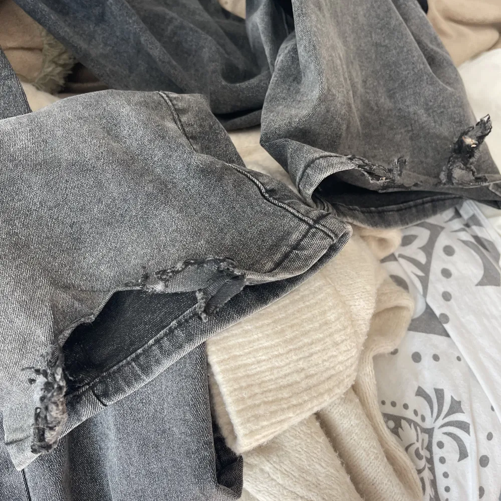 Säljer ett par lågmidjade jeans då d inte kommer till användning. D har blivit sydda för att vara lite mer lågmidjade men det syns inte. De är även väldigt slitna bakpå därav priset.  Hör av dig vid frågor!💕. Jeans & Byxor.