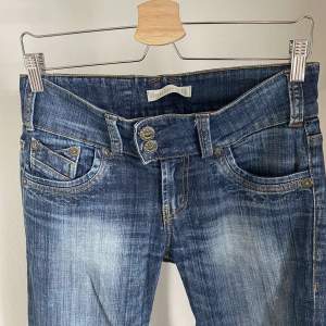 Intressekoll på mina low/mid rise bootcut jeans. Säljer då de inte passar mig i storlek. Jättebra skick!💕