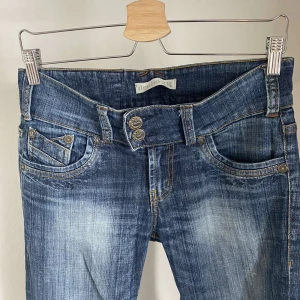 Jeans - Intressekoll på mina low/mid rise bootcut jeans. Säljer då de inte passar mig i storlek. Jättebra skick!💕