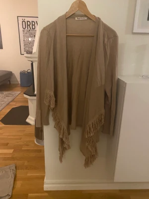 Kofta från Betty Barclay oanvänd! Tror onesize - Kofta från Betty Barclay oanvänd! Tror Onesize Beige Lite ponchoaktig Fransar Följsamt tyg!  ( jag är 163 cm) 
