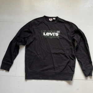 Sweatshirt från Levis - Oanvänd tjocktröja från Levi's, inga defekter, skriv för fler bilder🫶🫶