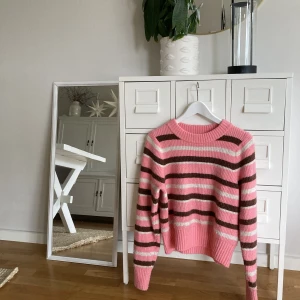 Skön stickad tröja - Jag säljer denna fina tröjan ifrån Monki som jag verkligen älskar men behöver mer plats i min garderob. Den är använd men är absolut inte nopprig eller förstörd på något sätt!💗 Tryck gärna på köp nu!