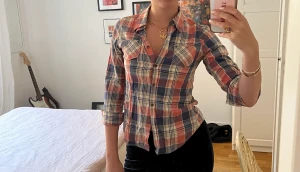  Söt Skjorta  - Fin färgglad skjorta i braskick.