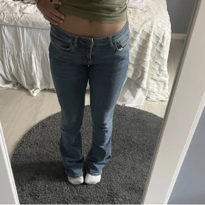 Lågmidjade jeans - Lågmidjade jeans i storlek 34, säljer för 200kr