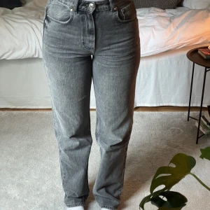 Jeans - Supersnygga grå urtvättade jeans från Gina Tricot i storlek 36🥰 sitter som en smäck och har kommit till användning mycket men tyvärr inte länge, men är fortfarande i bra skick